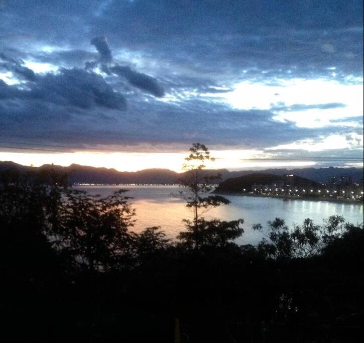 Por De Sol No Mar Da Cama Villa Caraguatatuba Ngoại thất bức ảnh